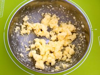 宝宝健康食谱  蛋黄动物饼干,用低速把砂糖和黄油打到融合