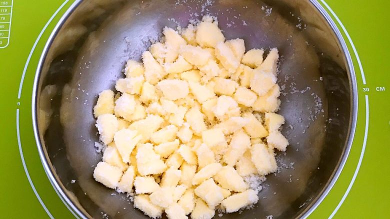 宝宝健康食谱  蛋黄动物饼干,把黄油和细砂糖简单搅拌一下，免得用打蛋器打发的时候砂糖飞溅