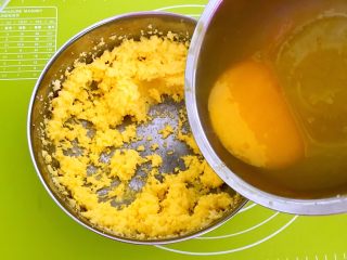 宝宝健康食谱  蛋黄动物饼干,再加入剩下的蛋黄液，中速打发至黄油与蛋黄液完全融合