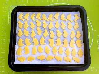 宝宝健康食谱  蛋黄动物饼干,把做好的饼干坯放入烤盘，中间要留有空隙