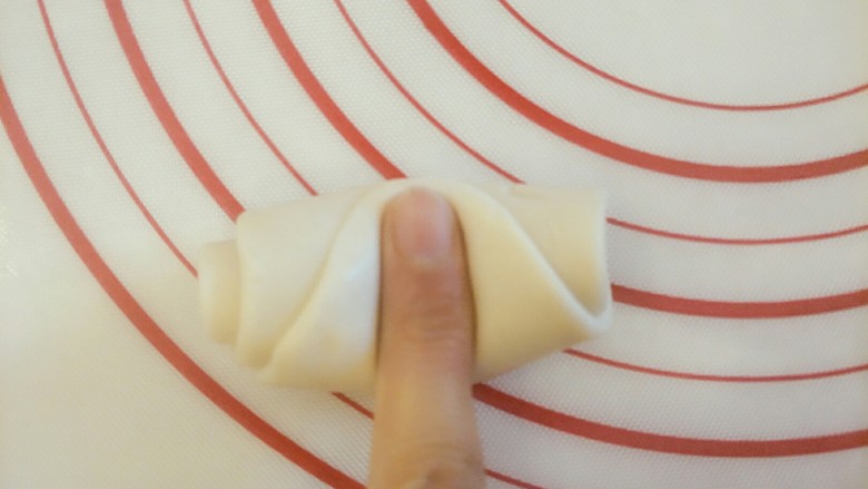 中式点心枣香六瓣莲花展,用手指在中间按下去