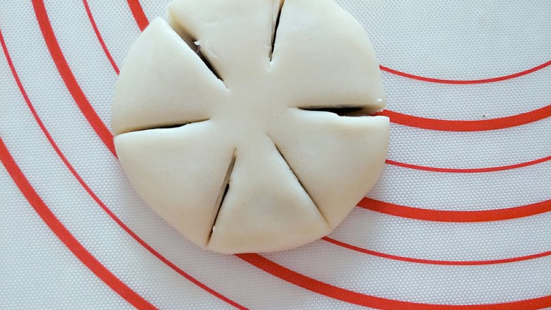 中式点心枣香六瓣莲花展,擀成圆饼，用刀均匀切六份，不要切断