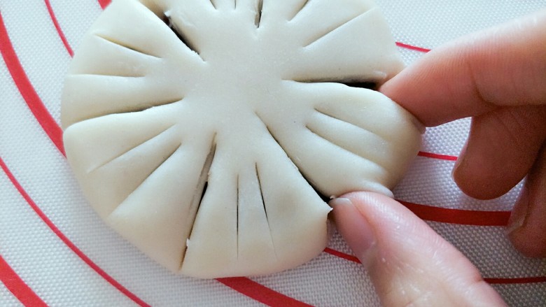 中式点心枣香六瓣莲花展,每一份的中间用刀拉两个口，用手把两端捏在一起