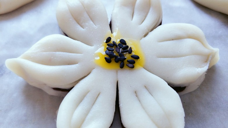 中式点心枣香六瓣莲花展,鸡蛋黄一个，在花的中间点上蛋黄液，撒上黑芝麻