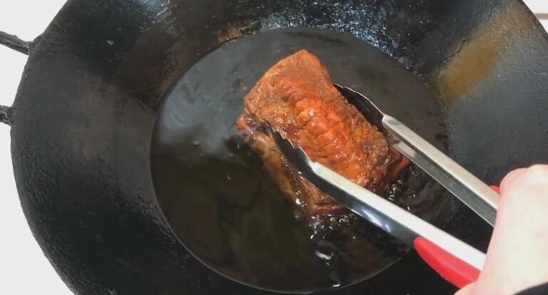 梅干菜扣肉,沥干后 把肉皮朝下 炸五分钟