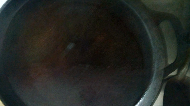 干烧鲳鱼,锅中放油。