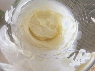 芒果木糠杯,奶油打发
成钩状后
加入酸奶或者炼乳、白砂糖
再打发