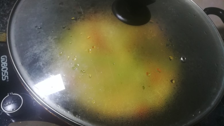 非常好下酒的椒盐玉米,盖盖煮一会儿。