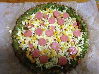 好吃不怕胖——蔬菜薄底披萨,.
表面用玉米粒和火腿肠做装饰
