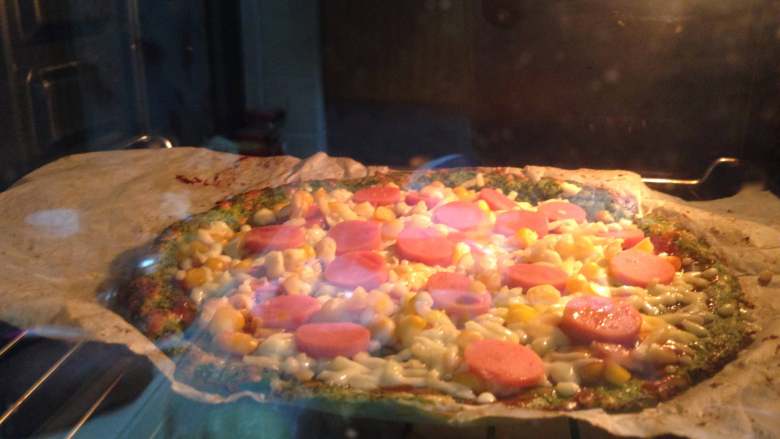 好吃不怕胖——蔬菜薄底披萨,
放入预热好的烤箱，中层，210℃、烤10分钟左右即可（至表面芝士完全融化，局部出现漂亮的焦斑就好啦）