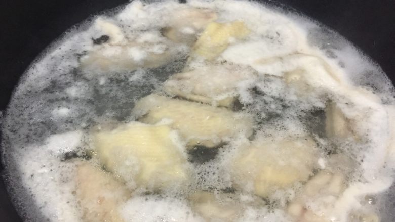 烧可乐土豆鸡中翅,煮至水开，嘌呤都出来了，捞起沥干水