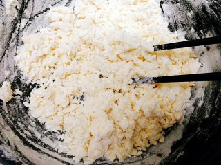 早餐饼--烫面千层葱香肉饼,200克面粉中加入95毫升的开水，边倒边用筷子搅拌成大雪片状，