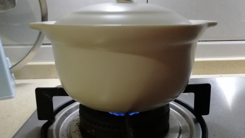 香肠煲仔饭,放入半杯米，水一手指高，先大火煮，煮一会转小火