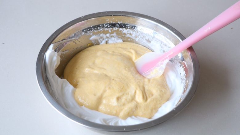 玉米面蒸糕,倒入剩下的蛋白霜里翻拌均匀；