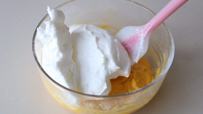 玉米面蒸糕,分3/1蛋白霜到蛋糊里，翻拌均匀；