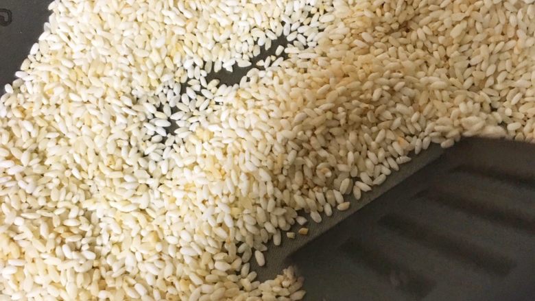 宝宝辅食6M➕：止泻焦米汤,炒的过程中大米开始慢慢变黄