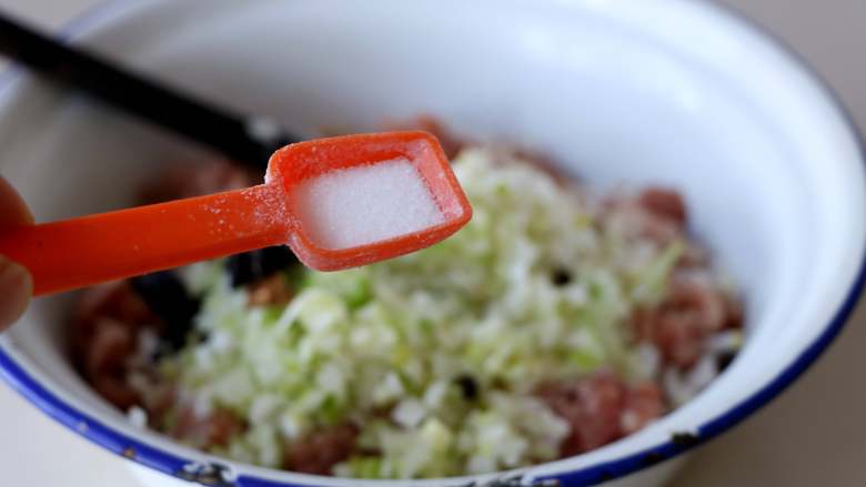 『韭菜饺子』,大葱碎放入肉馅儿里，加入盐；