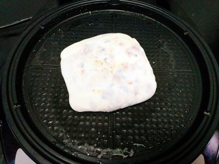 早餐饼--烫面千层葱香肉饼,放入饼胚