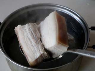 黄花菜扣肉,2、五花肉切段，冷水下锅焯去血水，沥干水分；