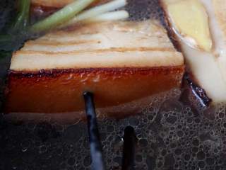 黄花菜扣肉,筷子可以戳进去即可；