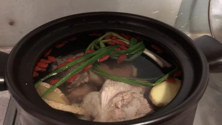 清爽大骨汤,直接放到砂锅里，大火烧开，转小火炖煮90分钟