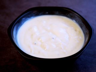 白汁蘑菇培根意面（意粉）,一碗白汁。
具体制作见前面菜谱。