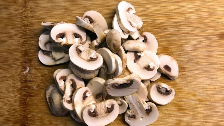 白汁蘑菇培根意面（意粉）,口菇切片。