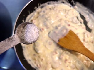 白汁蘑菇培根意面（意粉）,下适量盐。
盐可以稍微多一点，因为意面是淡的。
