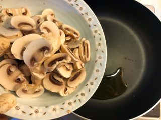 白汁蘑菇培根意面（意粉）,热锅下油，加入口菇翻炒。
用黄油的话会更香哦。