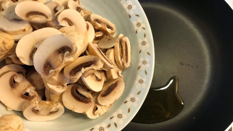 白汁蘑菇培根意面（意粉）,热锅下油，加入口菇翻炒。
用黄油的话会更香哦。