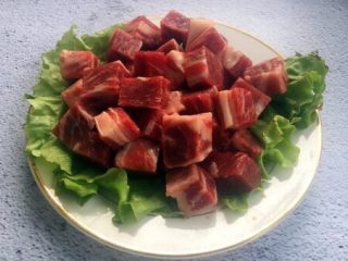 益心脾 补气血 养生菜 桂圆杏干牛肉脯,将牛肉切成2厘米见方大小的牛肉脯。