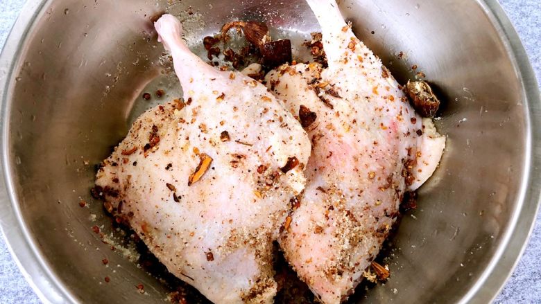 家常盐水鸭,把香料均匀的抹在鸭腿上，两面都要抹，用手轻轻拍打5分钟(这一步也是为了鸭肉入味)