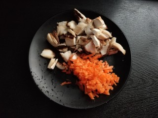清理肠胃&香菇胡萝卜粥,胡萝卜切丁，香菇切小片。
