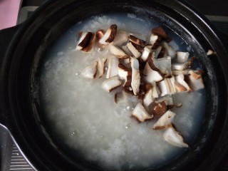 清理肠胃&香菇胡萝卜粥,小火煮20分钟左右，粥变得浓稠，放入香菇。