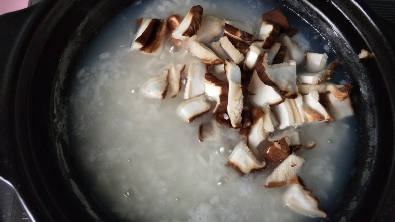 清理肠胃&香菇胡萝卜粥,小火煮20分钟左右，粥变得浓稠，放入香菇。