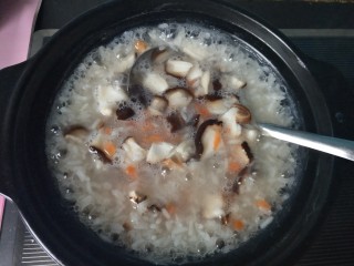 清理肠胃&香菇胡萝卜粥,放入胡萝卜，烧开后小火焖一会。