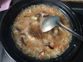 清理肠胃&香菇胡萝卜粥,放入胡椒粉，鸡精。