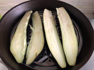 凉拌手撕茄子,茄子洗净，去掉茄蒂，切成两半，放在蒸锅内，盖上盖子，上汽后蒸20分钟
