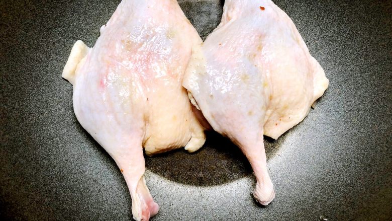家常盐水鸭,鸭腿腌制好拿出来，用清水冲洗掉上面的香料，放入锅里