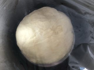 杏仁奶油排包,揉成光滑的面团后滚圆，盖上保鲜膜放在温暖处发酵
