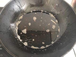 凤尾虾,油烧热就可以下锅了。