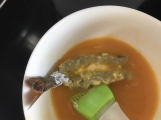 凤尾虾,再沾满鸡蛋液，都粘到。