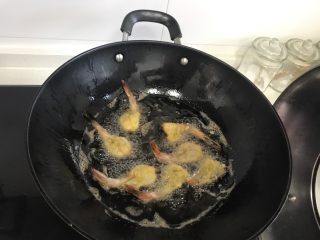 凤尾虾,炸到金黄色，上色均匀以后就可以捞出锅了。