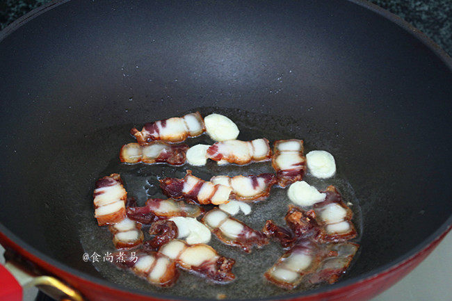 腊肉炒儿菜,接着倒入腊肉，煸炒出油脂，直至腊肉看起来晶莹剔透