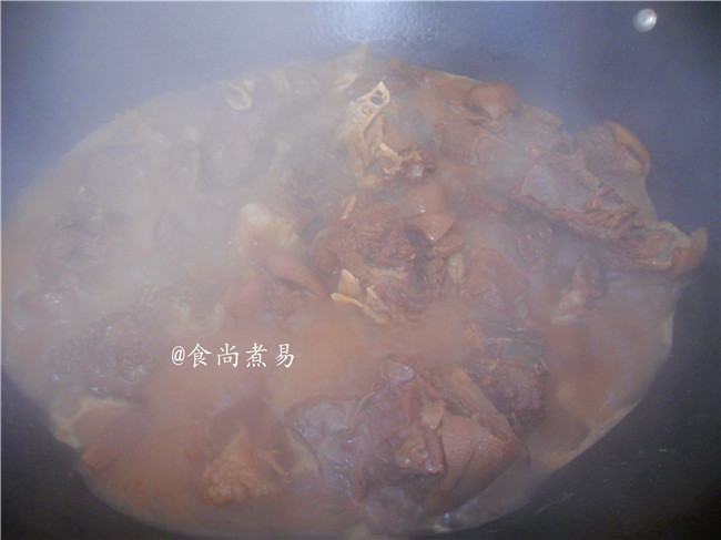 萝卜焖羊肉,将食材拌匀，大火煮沸后盛入电压力锅内