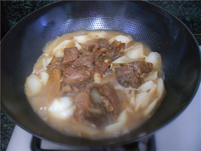 萝卜焖羊肉,再将压力锅内的羊肉连汤汁舀起，倒入炒锅中拌匀