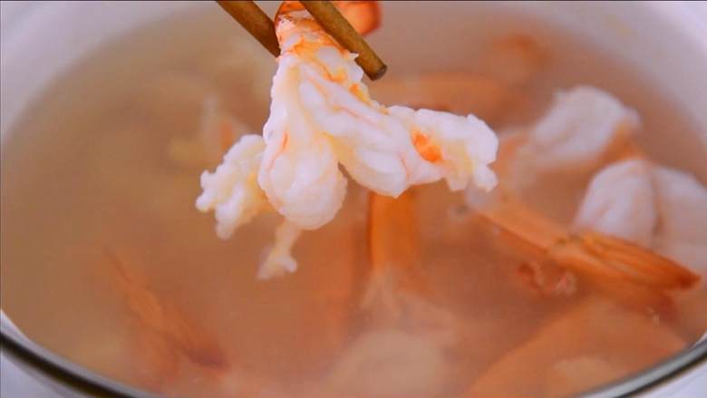 黄瓜炒虾球,开水下锅，变色后即可捞出备用。

