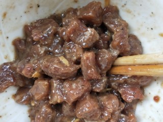彩椒青豆牛肉粒,充分搅拌均匀。