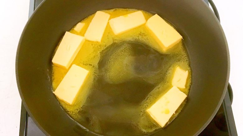 原味雪花酥,把黄油放入不粘锅中，小火慢慢加热