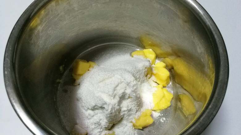 芝士饼干,加入过筛的糖粉。